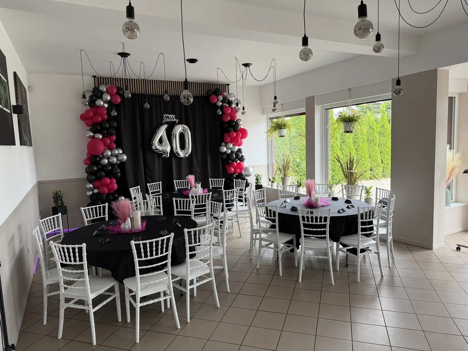 Sala przygotowana na przyjęcie rodzinne