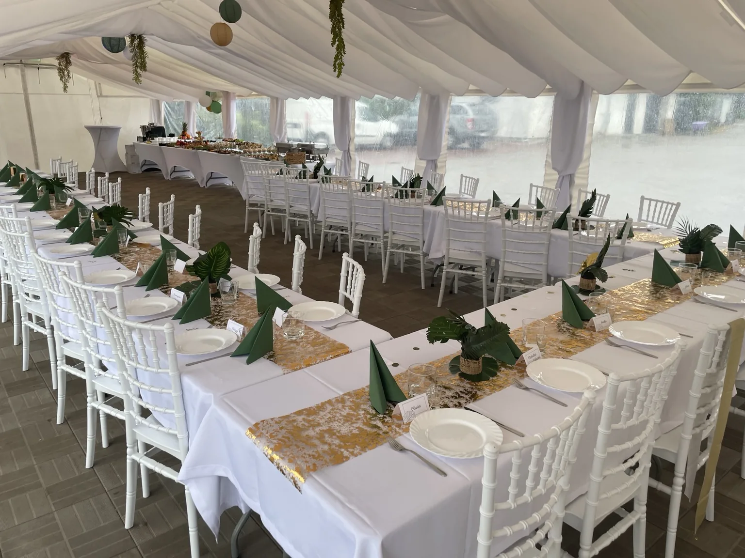 Elegancko wyposażony namiot PARTY TENT przygotowany na przyjęcie