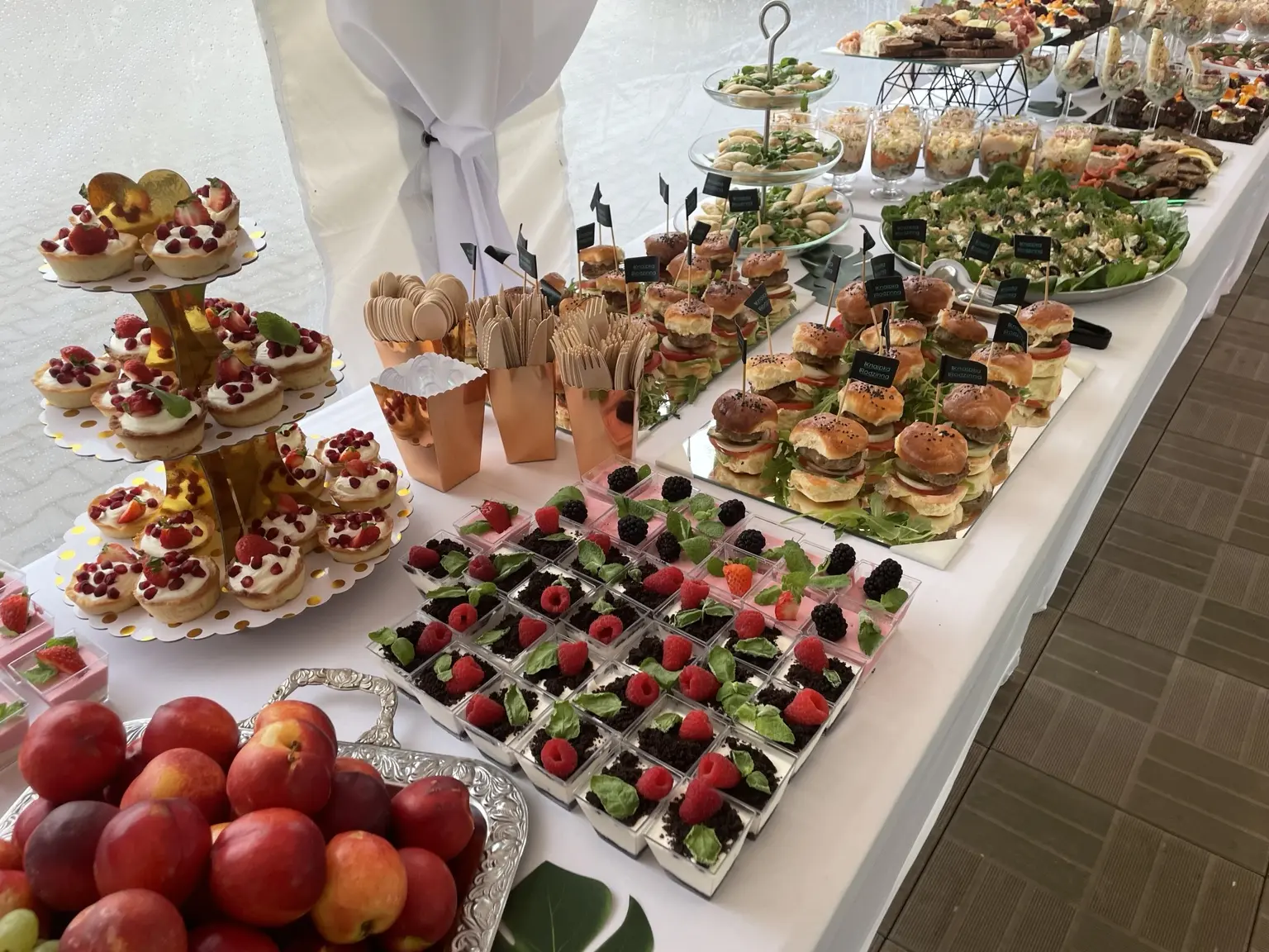 Elegancki bufet przygotowany przez Knajpkę Rodzinną
