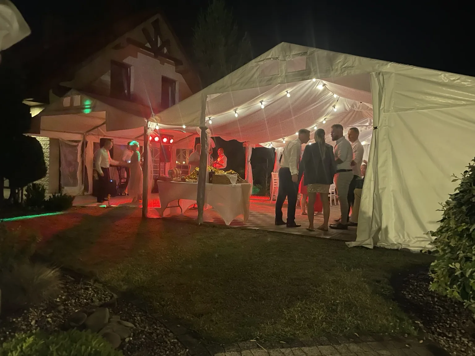 Wieczorna impreza z oświetleniem wewnątrz namiotu